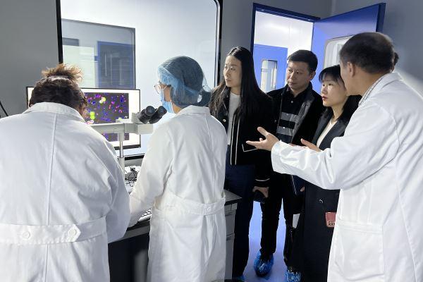 米教授为科协张主席解说PG赏金女王生物医疗CTC手艺 米教授为科协张主席解说PG赏金女王生物医疗CTC手艺.jpg